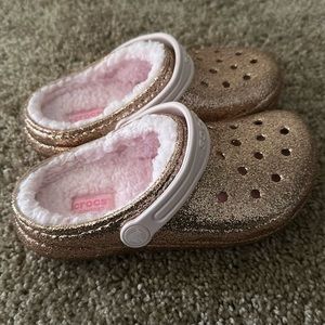 Brand new. Size c13. Little girl Crocs. Gold Glitter. Fur lined.